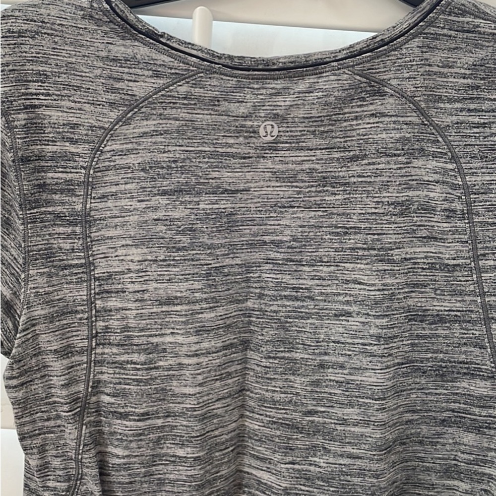 Lulelemon top 
Size Medium
